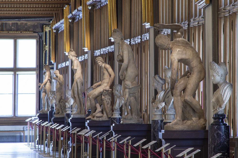 Did you know that the #Uffizi gather the most important collection of ancient statues out of Rome? They mainly come from the #Medici's collections gathered from 1400s to 1700s. The Uffizi originally opened to visitors in the 1700s as a gallery of statues...and not of paintings!😮