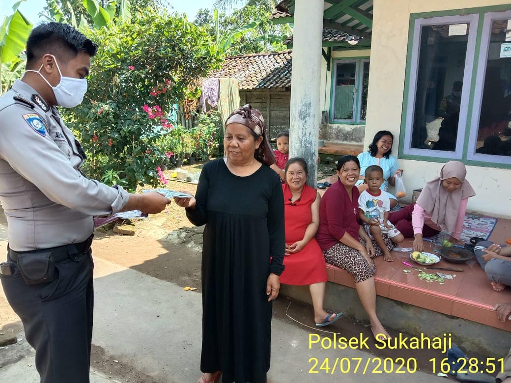 Bhabinkamtibmas Polsek Sukahaji Sosialisasi AKB / New Normal dan Membagikan Masker kepada Warga Desa Binaan
