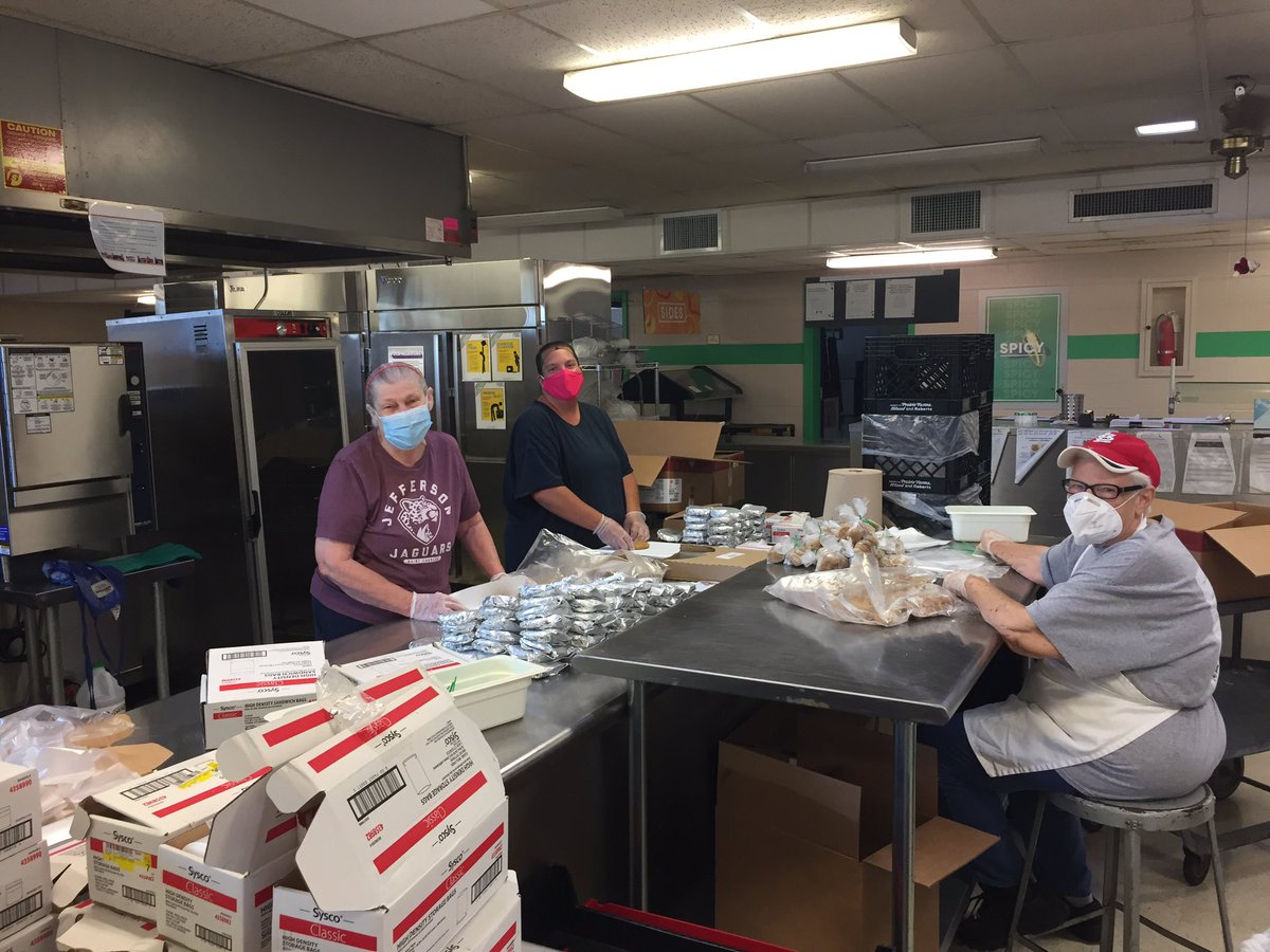 drsefrit's tweet photo. Another S/O & Thank You to our food service and maintenance workers for their continued service! #FeedingOurStudents #SCSDrocks https://t.co/YYO7LjGWre