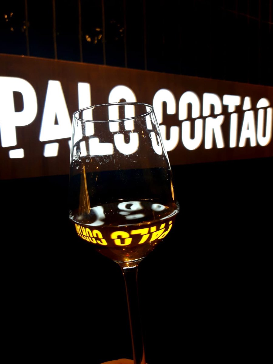palo_cortao's tweet photo. 😍 El reflejo de nuestra esencia define quiénes somos y lo que hacemos. Queremos ser tu templo gastronómico, #sherrylover. Te esperamos en pleno corazón de #Sevilla. https://t.co/b8j74hT9AA
