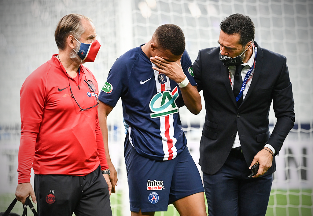 Kylian Mbappe has been subbed off with an apparent injury following a tackle which saw Saint-Etienne captain Loic Perrin sent off.

Get well soon 🙏