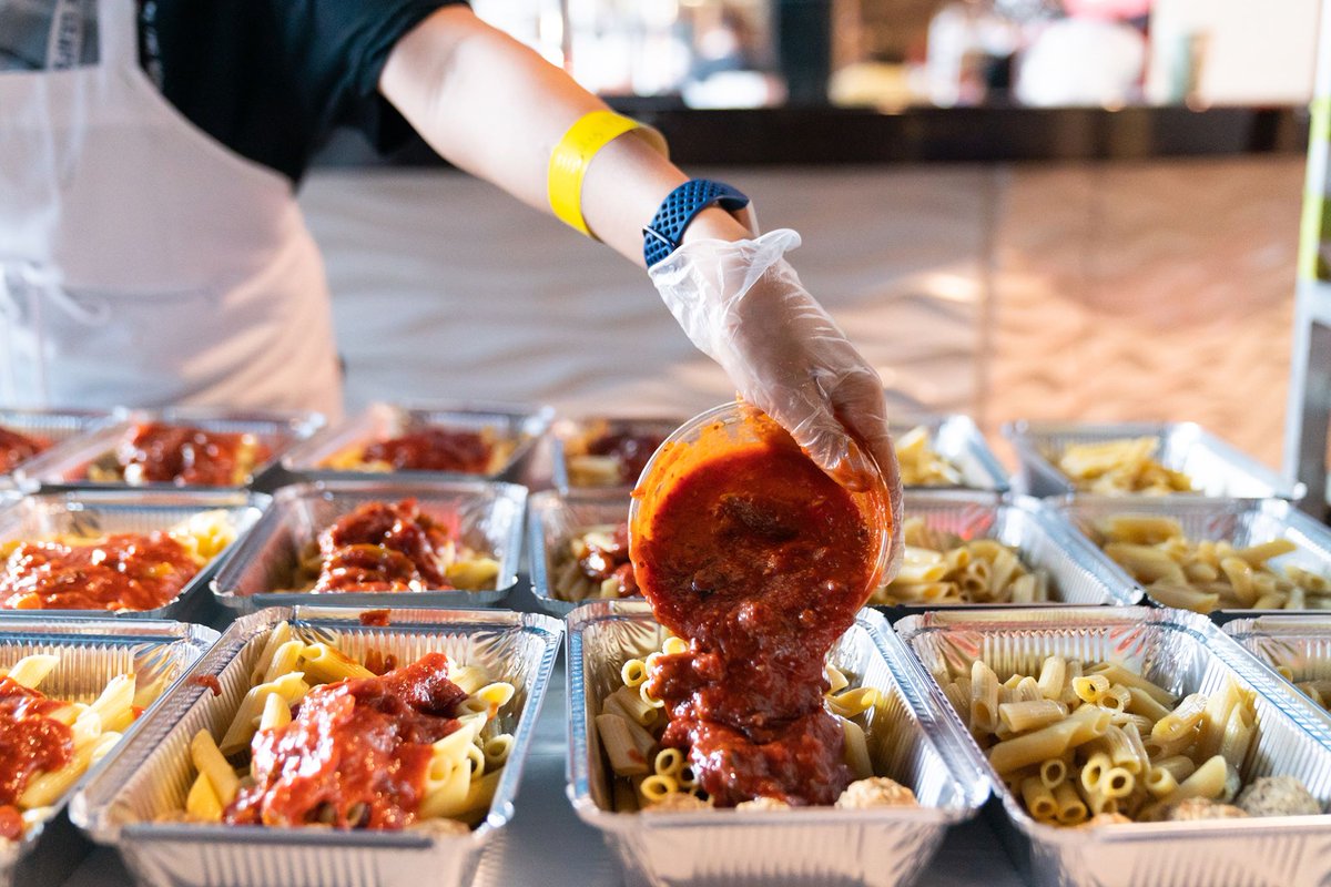 TangerineBank's tweet photo. 500,000!!!! That’s how many meals have been made and distributed as part of the #BringTorontoBack initiative with MLSE.  

So grateful to be able to give back to front-line workers and community agencies. Thanks everyone who stepped up to help reach this milestone.#InThisTogether https://t.co/NahHr1rVH5