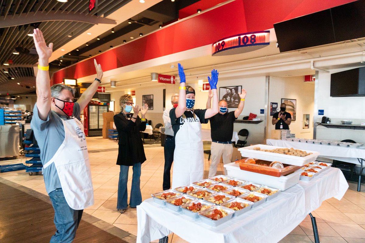 TangerineBank's tweet photo. 500,000!!!! That’s how many meals have been made and distributed as part of the #BringTorontoBack initiative with MLSE.  

So grateful to be able to give back to front-line workers and community agencies. Thanks everyone who stepped up to help reach this milestone.#InThisTogether https://t.co/NahHr1rVH5