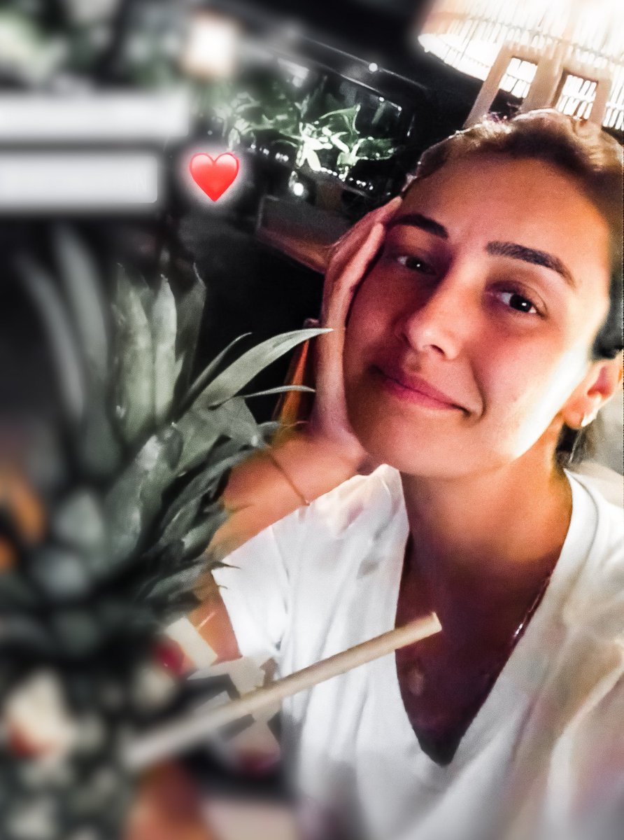 Ah geceler, sensiz geceler 
Kabus gibi çöker geceler 
Ayrılıklar vurur beni 
Sabahları dar geceler 

Sensizliği yaşarken 
Nerelere gideyim?
Herkes gülüp oynarken 
Ben senin derdindeyim 🥂

• #EvrimKeklik •