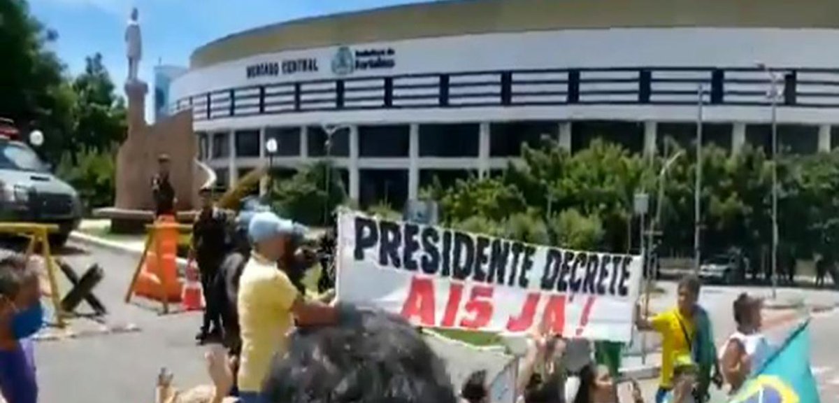 SirLuis1996's tweet photo. Vamos celebrar a hipocrisia dos reaças. Uma hora defendem torturadores, AI-5 e intervenção militar (coisas condenadas pela constituição). Outra hora choram dizendo q estão sendo censurados pq uma empresa privada excluiu uma postagem deles.😂😂😂

#AI5 #FakeNews #GabinetedoOdio https://t.co/IeJQgZgP3J