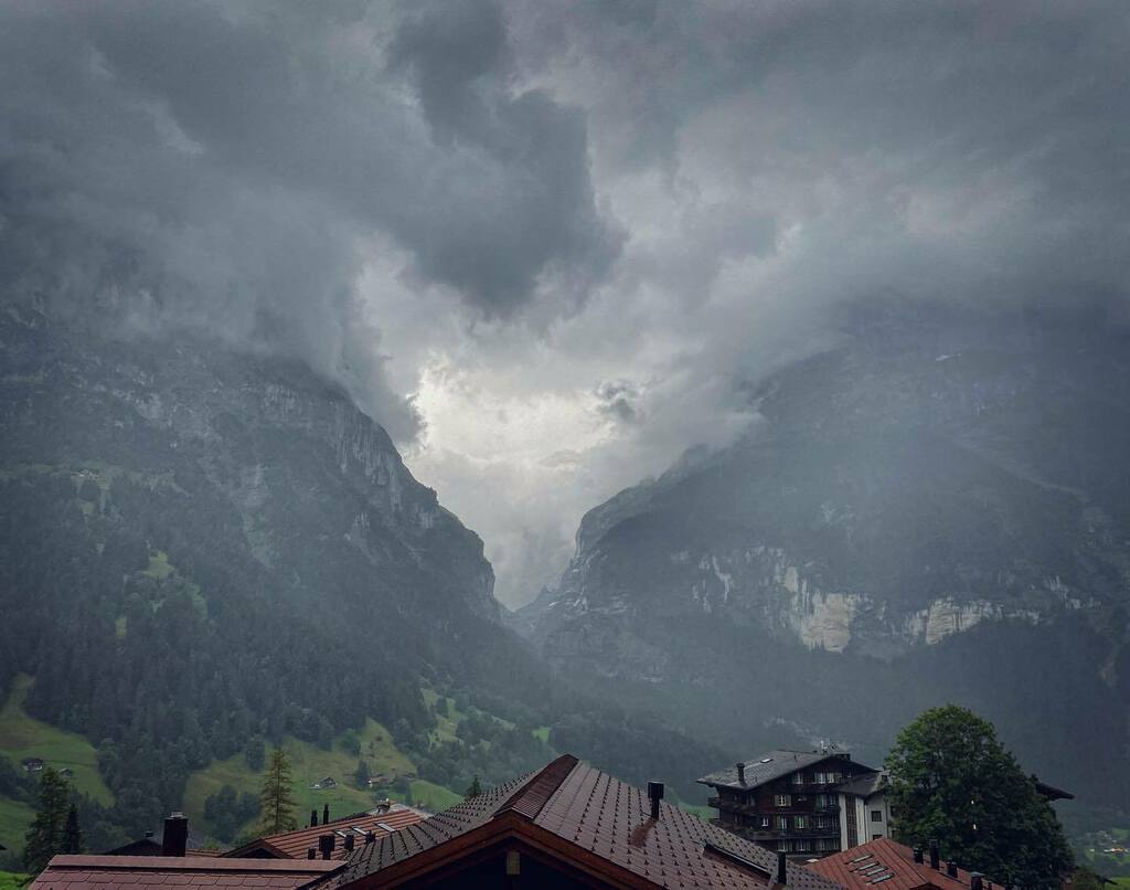 Best mood in #grindelwald...
.
.#swissalps #swiss🇨🇭 #stormclouds #beautifulnature #cloudporn #natureart #mountainview #moodygrams #moodoftheday #instatravel #glacier #outdoors #wanderlust #hikevibes instagr.am/p/CDCX16iqJVi/