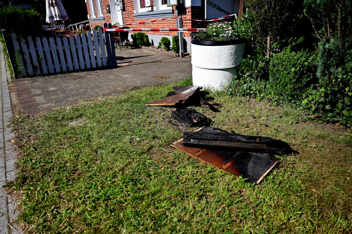 Brandanschlag in Gnarrenburg (Niedersachsen): In der Nacht zum Donnerstag verübten bislang Unbekannte einen Brandanschlag auf ein kurz zuvor eröffnetes syrisches Lokal im Landkreis Rotenburg Wümme. Die Täter:innen hinterliessen ein Hakenkreuz im Eingangsbereich. 
#nonazis #ROW