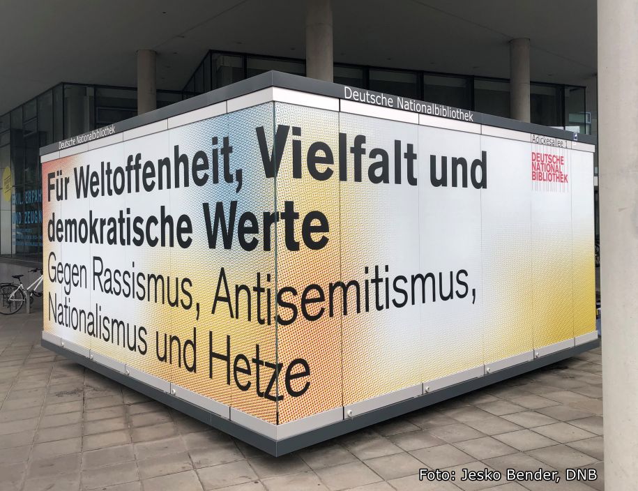DNB_Aktuelles's tweet photo. Für Weltoffenheit, Vielfalt und demokratische Werte! Gegen Rassismus, Antisemitismus, Nationalismus und Hetze! Dafür steht die Deutsche Nationabibliothek! Und seit gestern ist das in #Frankfurt an unserer Vitrine auf dem Vorplatz für alle sichtbar. https://t.co/ZxbQuSOFLP