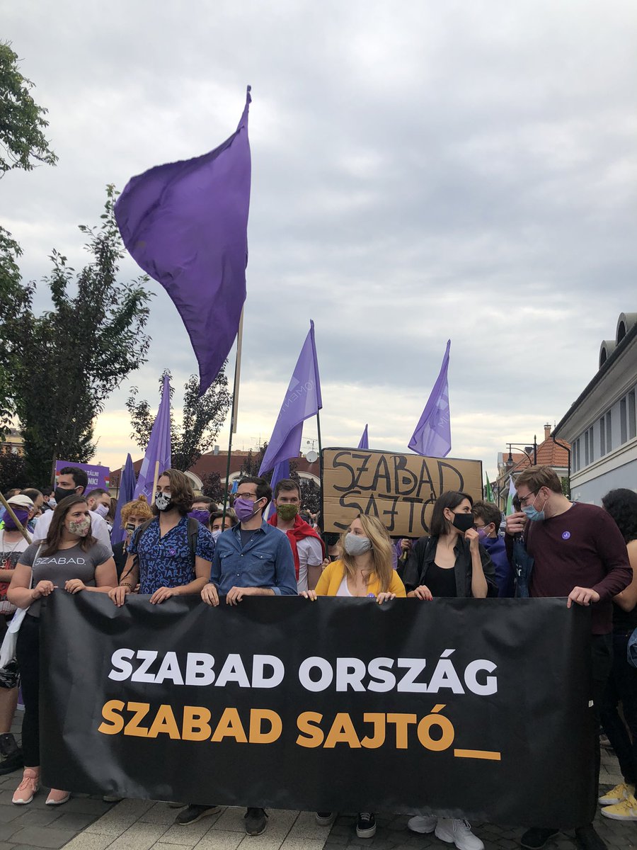 momentumhu's tweet photo. The outcry of 10,000 Citizens clearly saying: “free country! Free media!”

Szabad ország! Szabad média!

A propaganda nem média! https://t.co/rPnTD3HU0b