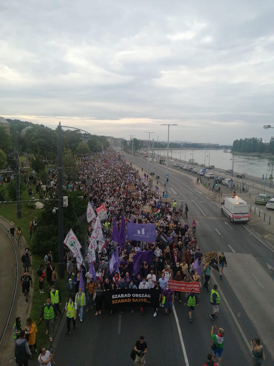 momentumhu's tweet photo. The outcry of 10,000 Citizens clearly saying: “free country! Free media!”

Szabad ország! Szabad média!

A propaganda nem média! https://t.co/rPnTD3HU0b