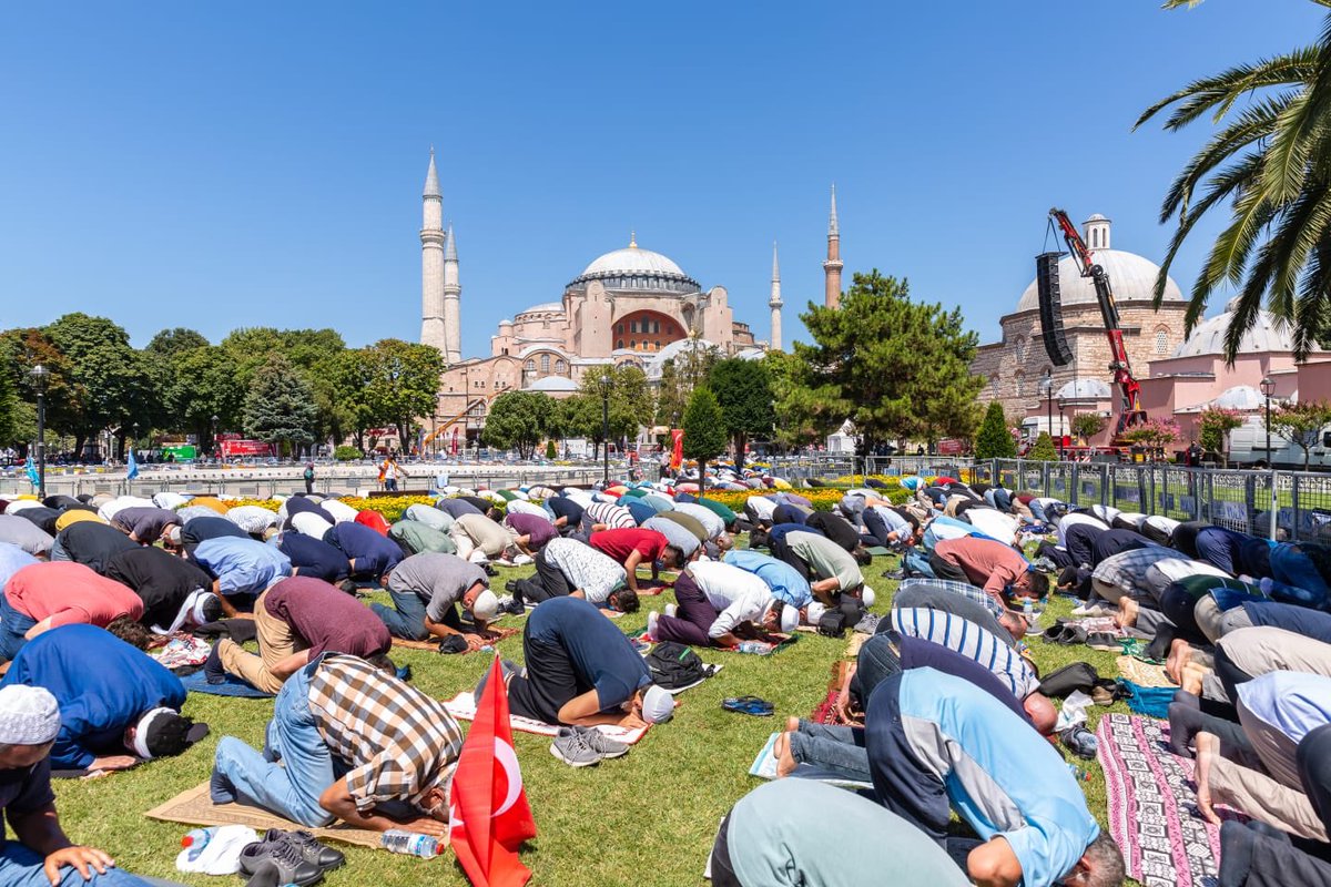 #AyasofyaCamii’mizin açılışında günün ilk saatlerinden bu ana kadar sabır ve anlayışla bizlere yardımcı olan tüm misafirlerimize teşekkür ediyorum.

Bu kutlu günde görev alan kurumlarımızın tüm yöneticilerini ve çalışanlarını tebrik ediyorum. 

#Ayasofya24SaatAçık🇹🇷