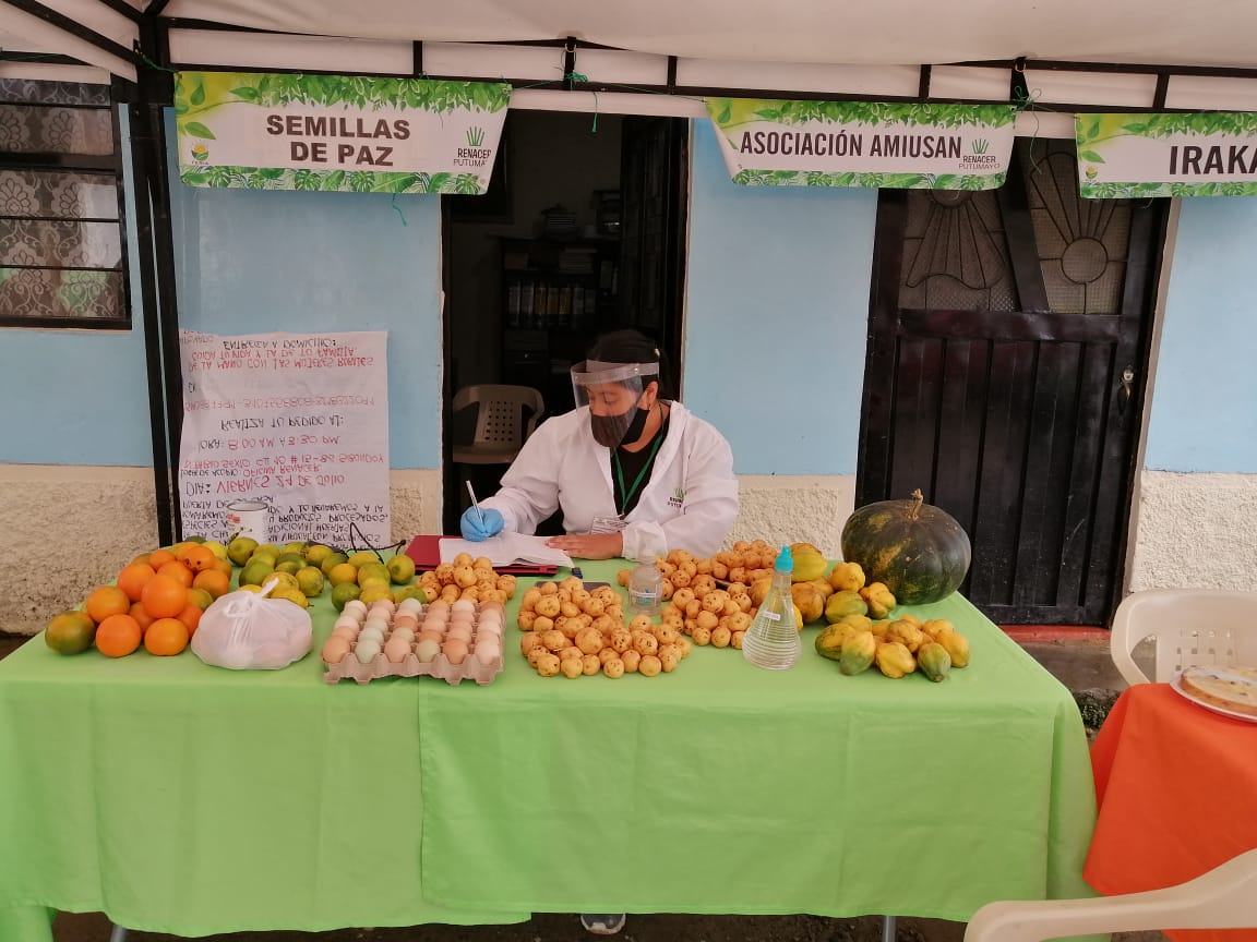 ICCOLatam's tweet photo. Nuestras socias de la Asociación Renacer en Sibundoy, con todos los implementos de bioseguridad, comercializan los productos cosechados en sus chagras en Mercados Campesinos, mientras fortalecen sus ingresos y la seguridad alimentaria local, en el marco del proyecto #RuralPaz https://t.co/H0UlZWK68C