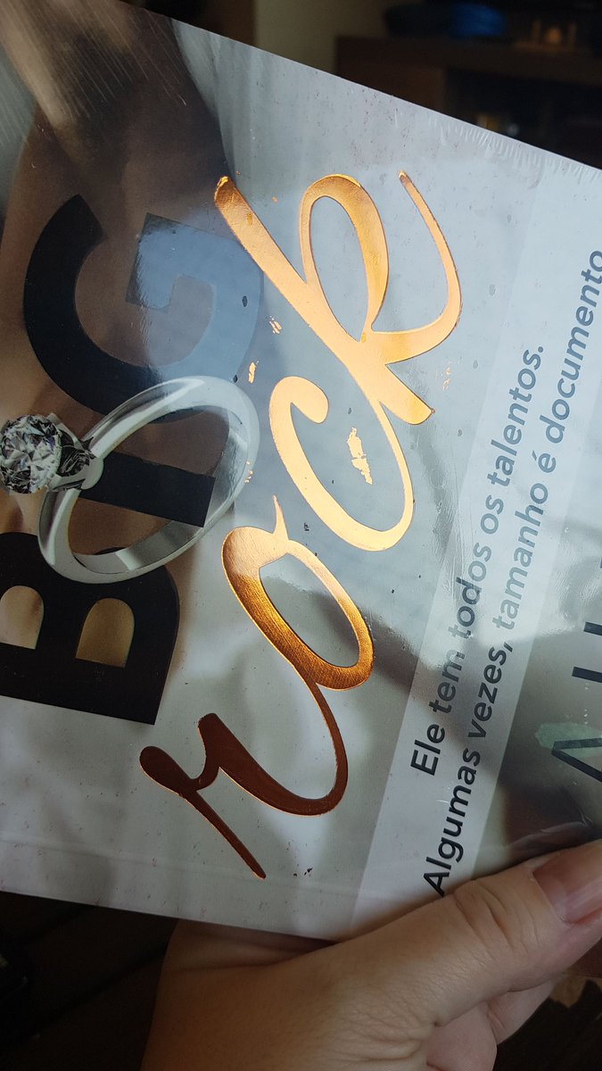 NandaDreamBooks's tweet photo. Depois de esperar o estoque ser reposto, meu livrinho chegou cheio de manchas de e falhas de impressão. 😭😭 
A @amazonBR imediatamente faz o reembolso, mas eu quero o livro perfeito, e não o $$. Como faz? 
Aliás... Péssima impressão heim @FaroEditorial 😒😒 https://t.co/H89ETP0iuR