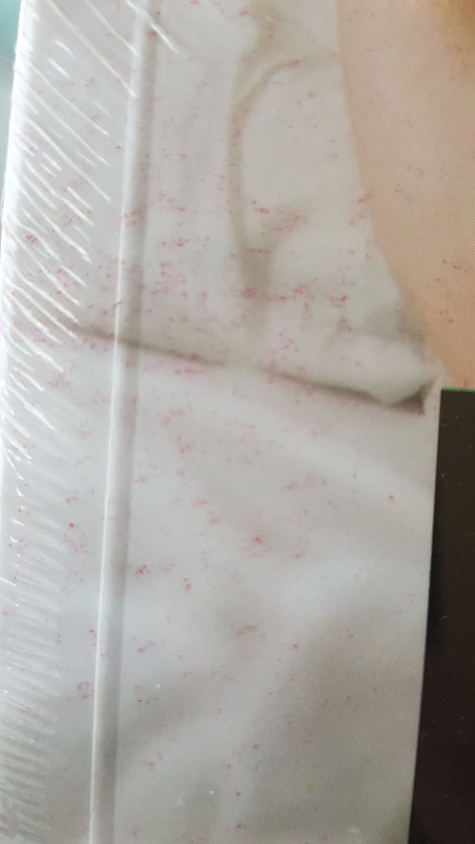 NandaDreamBooks's tweet photo. Depois de esperar o estoque ser reposto, meu livrinho chegou cheio de manchas de e falhas de impressão. 😭😭 
A @amazonBR imediatamente faz o reembolso, mas eu quero o livro perfeito, e não o $$. Como faz? 
Aliás... Péssima impressão heim @FaroEditorial 😒😒 https://t.co/H89ETP0iuR