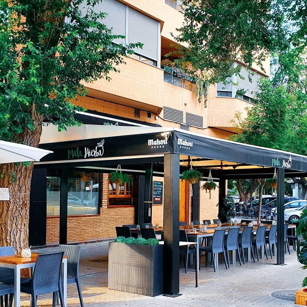 malahierbavlc's tweet photo. Empieza el fin de semana como te mereces.

🍽 Servicio en terraza 
🛵 Delivery
🚶‍♂️ Recogida en local
.
📲 Haz tu reserva.
.
#vivemalahierba #malahierbavlc #km0 #valencia #mediterranean #foodie #foodlovers #instafood #terraza #viernes #comida #brasa #healthy #restaurante #delivery https://t.co/3YjzLEeG04