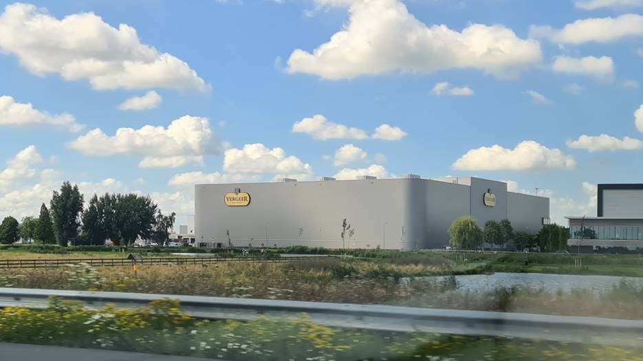 dorpstadenland's tweet photo. Net als bij kaas zelf heeft nieuwe fabriek @VergeerKaas langs A1 krachtige ronde vormen. B&W #Gem_BR volgde ontwerpproces aandachtig. #dorpsbouwmeester adviseerde over schaalloos maken en deze 'hoeken'.
@RoosRos @JLvdHeuvel @CvanderKamp @Martijndietweet @cheesevalley_nl https://t.co/nuzQiINoCX