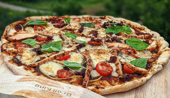 broilkingbbq's tweet photo. #Smoky, warm and delicious. 🤤 

Bring in the weekend with a pellet-grilled pizza!
A masterpiece from Clint at @cookinwithclint.
He cooked this one up on his Regal Pellet 500 for 20 minutes at 550F on a #Pizza Stone. 🍕 

Question of the Day: Does Pineapple belong on Pizza?! https://t.co/Jdv3ogwRA7