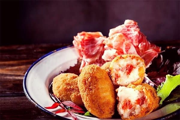 NotJustaTourist's tweet photo. Today's recipe is "croquetas de jamon", a classic treat of Spanish cuisine! Head to our Instagram's story to see the recipe: https://t.co/Hcdohb2g6S https://t.co/dyD4a5u2A4