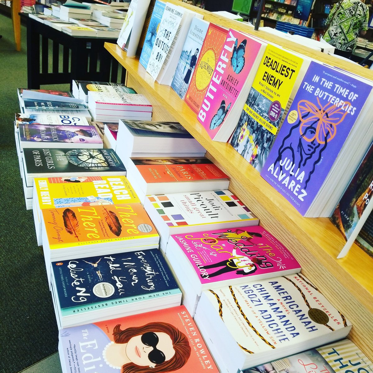 BNCrabtreeMall's tweet photo. Still looking for your next summer read? Stop in and let us help you find your next great read! #BNCrabtree #bnbookfun #SummerReading https://t.co/71IhKt0ChL
