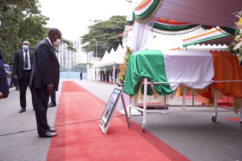Presidenceci's tweet photo. #Prci: La Nation a rendu un vibrant hommage à l’ancien Premier Ministre Seydou Elimane DIARRA, grand serviteur de l’Etat, pour son importante contribution au développement de notre pays et à la réconciliation nationale ainsi que pour ses qualités humaines et professionnelles. https://t.co/f9nq8XsxBD