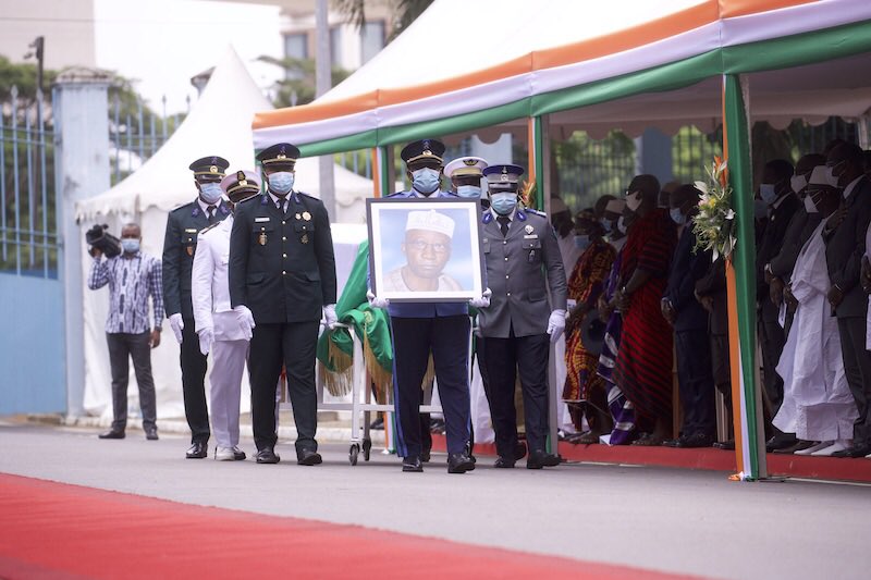 Presidenceci's tweet photo. #Prci: La Nation a rendu un vibrant hommage à l’ancien Premier Ministre Seydou Elimane DIARRA, grand serviteur de l’Etat, pour son importante contribution au développement de notre pays et à la réconciliation nationale ainsi que pour ses qualités humaines et professionnelles. https://t.co/f9nq8XsxBD