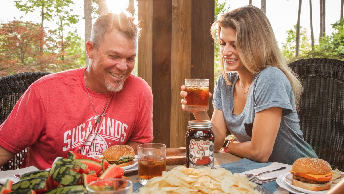 #ChipperJones' Sweet Tea Moonshine is perfect for #OpeningDay sippin'! Grab a jar near you: bit.ly/2Vf3jGX

@RealCJ10 #SipsUpChipper #SipWisely