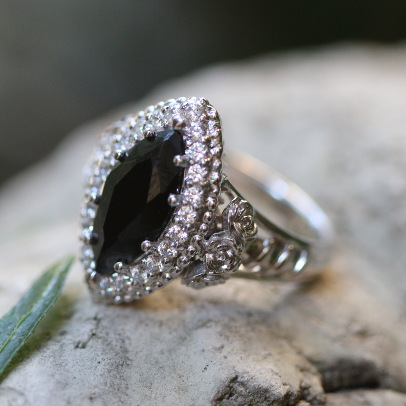 JennaClifford's tweet photo. True Splendor ❤️
The Nelly ring – main stone perfectly framed by a halo of sparkle giving it the special attention it deserves. Mastercrafted in white or rose gold.
#jennaclifford #jewellery #centrestone #haloeffect https://t.co/hZLs9a7DIn