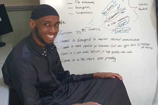 EH_Highbury's tweet photo. What does your community center do? We work well with others. For example Elizabeth House &amp; Peoples Place Community Partnerships are working together to support local people into employment through a flexible training and work experience programme #CCWeekUK #communitycentreweek https://t.co/yIGBSZvcUc