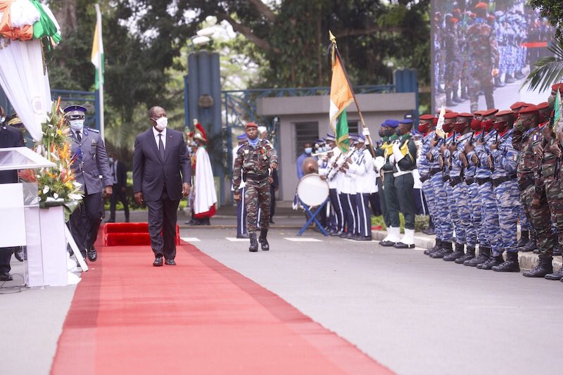 Presidenceci's tweet photo. Le Président de la République, @AOuattara_PRCI, a présidé, ce vendredi 24 juillet 2020, à la Primature, la Cérémonie d'hommage de la Nation à feu Seydou Elimane DIARRA, ancien Premier Ministre. https://t.co/CHYmJAC9ti