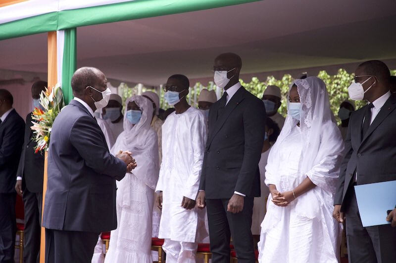 Presidenceci's tweet photo. Le Président de la République, @AOuattara_PRCI, a présidé, ce vendredi 24 juillet 2020, à la Primature, la Cérémonie d'hommage de la Nation à feu Seydou Elimane DIARRA, ancien Premier Ministre. https://t.co/CHYmJAC9ti