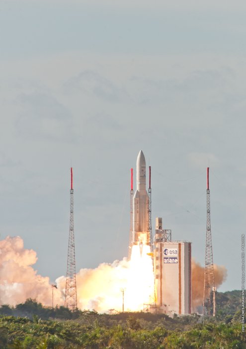 ESA_History's tweet photo. #OTD 25 July 2013, #Alphasat, the largest European communications satellite ever built, is launched on #Ariane5 ECA VA214 from Kourou, French Guiana @esa_sts @CNES @ArianeGroup @Arianespace @InmarsatGlobal https://t.co/LS4tWscDG1 https://t.co/ot6kLSzhXM