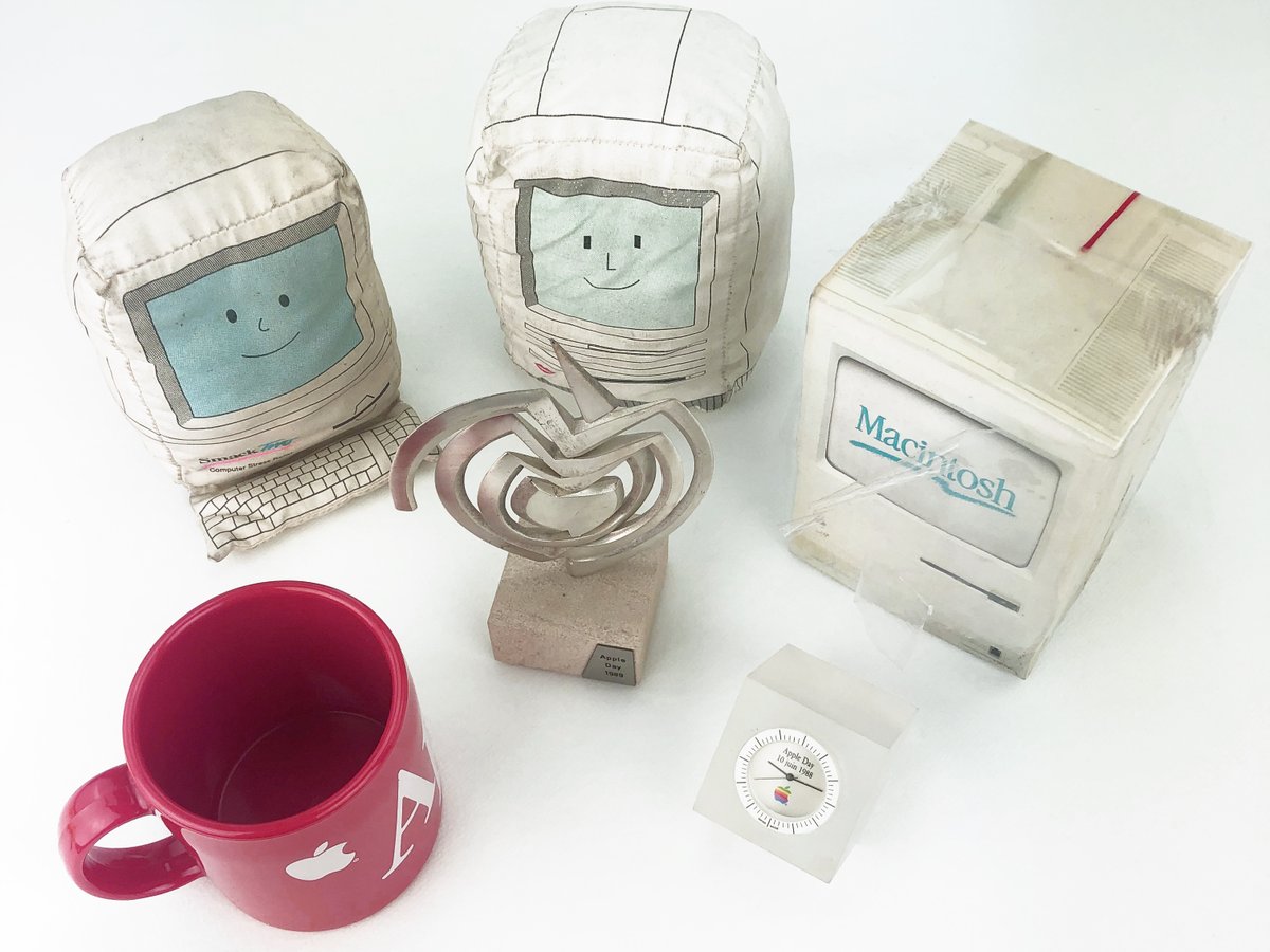 pfreney's tweet image. Last goodies arrived : Apple mug, "Apple Day 1988" clock, "Apple Day 1989 » award, Macintosh notepad and two plush stuffed pillow stress relief, Smack-a-Mac! and Smack Two.

instagram.com/p/CDB-caYAFQT/

#applegoodies #appleclock #applenotepad #applemug #smackamac #smacktwo