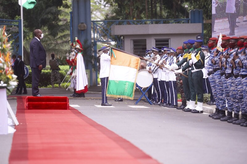 AOuattara_PRCI's tweet photo. C’est avec beaucoup d’émotion que j’ai présidé, ce vendredi, à la Primature, la Cérémonie d'hommage de la Nation à l’ancien Premier Ministre Seydou Elimane DIARRA, un grand serviteur de l’Etat, un humaniste accompli, un homme de devoir et de consensus. https://t.co/M3lXDvoEla