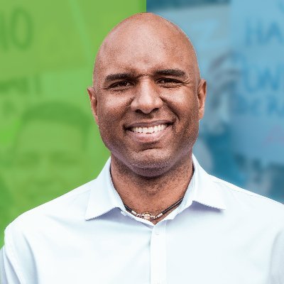 SecreSenado's tweet photo. El senador @JuanLuisCasCo del @PartidoVerdeCoL radicó un PL que propone la creación del Sistema Único de Registro de Profesiones, técnicos y tecnólogos y pretende eliminar la figura de las tarjetas profesionales. @SenadoGovCo @NoticieroSenado @CCongresoSenado #NotiSecSen https://t.co/VR4FejJrwP