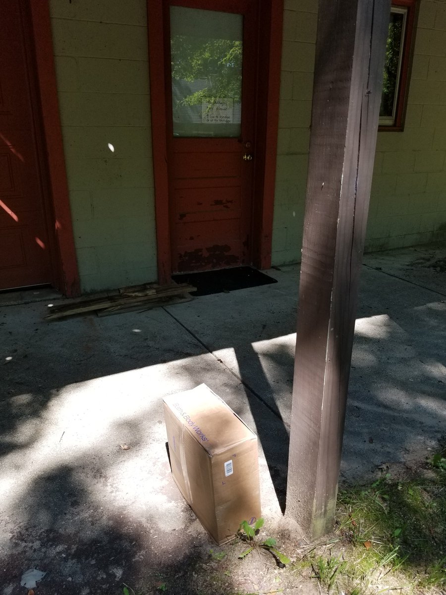 MmmTess's tweet photo. @FedEx... "if we leave it far enough away from the door, we can ignore the 'no packages here' sign. 🙄
#readingisfundamental https://t.co/oxQ5O3k0z5