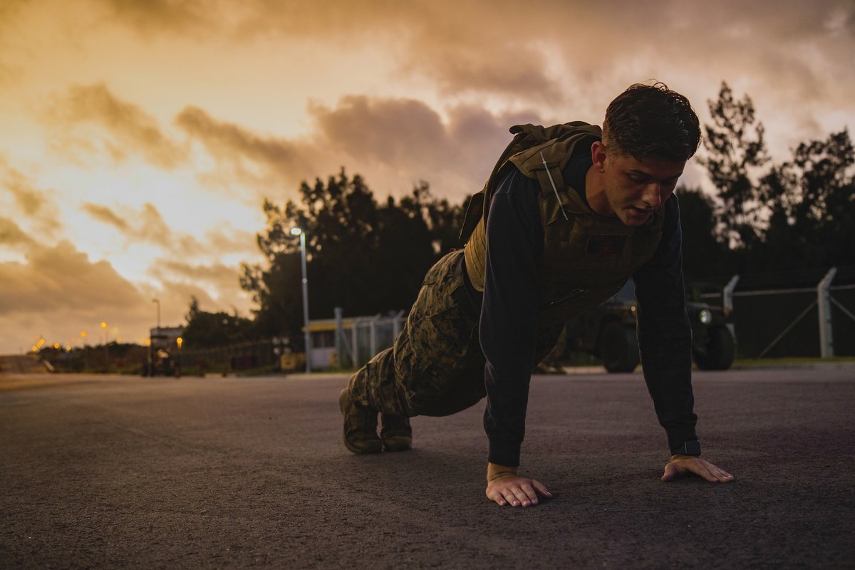12thMCD's tweet photo. Marines are built with strength and endurance to fight and win our Nation's battles. For more information on becoming a Marine, text THEFEW (843339). (Photo by Lance Cpl. Karis Mattingly) #12MCD #usmc #fitfriday https://t.co/QfcnzgE92x