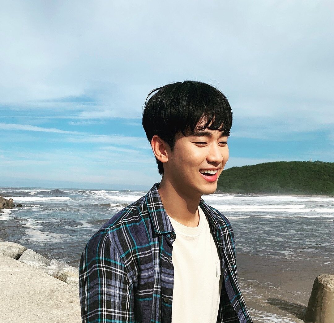 Jinyoung and Kim Soo Hyun as Each Other's Instagram Photos: A Very Short Thread  #GOT7  #Jinyoung  @GOT7Official