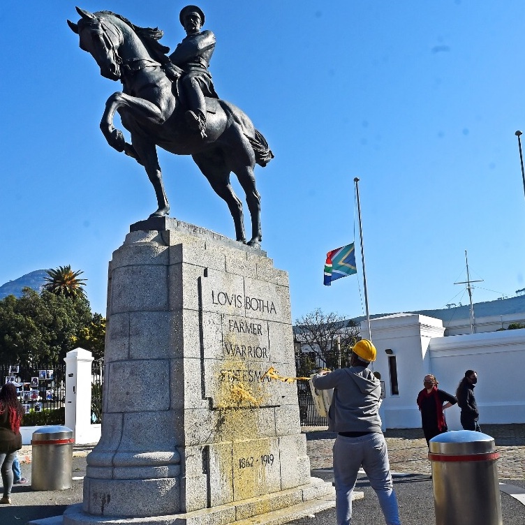 songezomazizi's tweet photo. #LouisBothaMustFall https://t.co/V2TzNHPExq