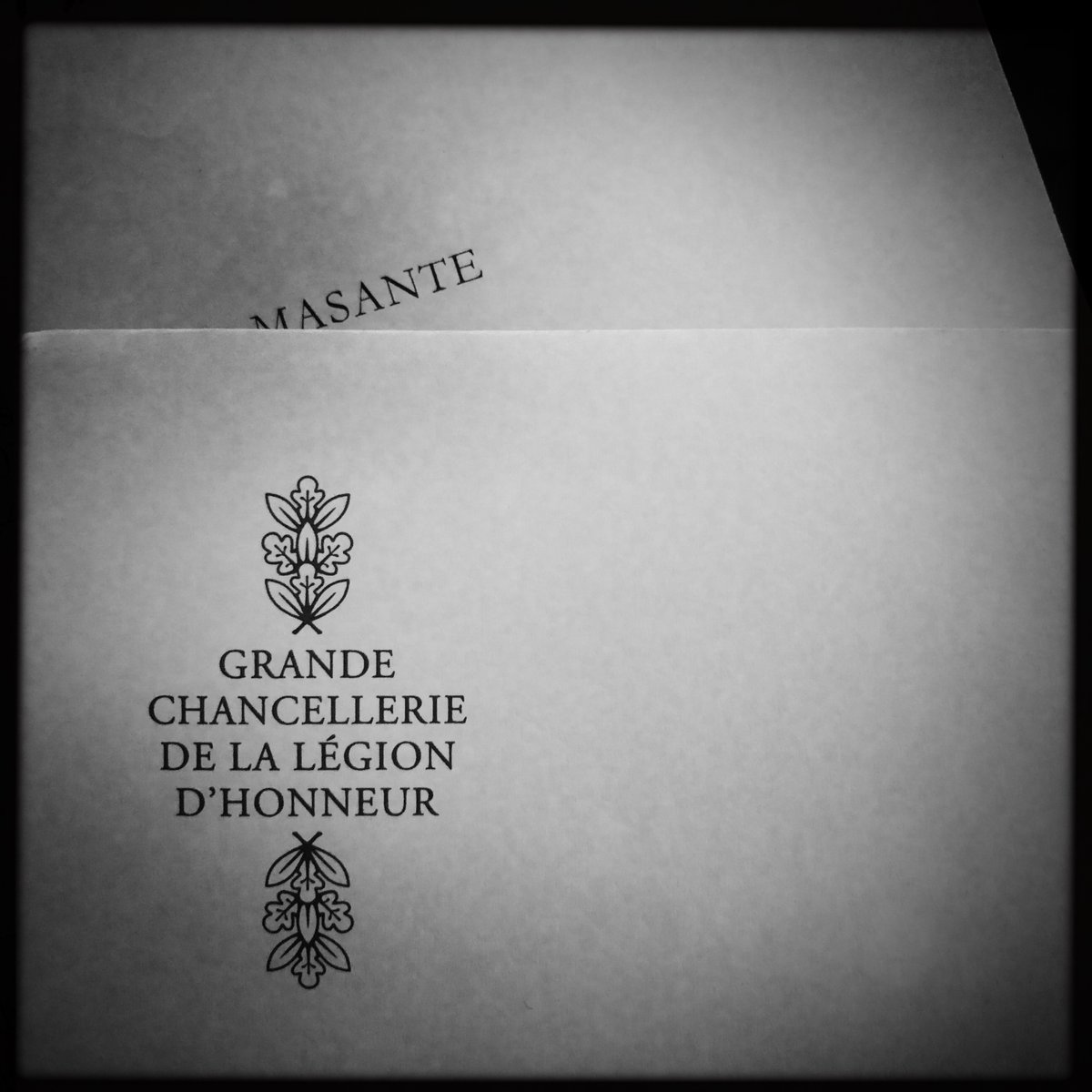 patxadv's tweet photo. Courrier du jour... #gclh #medaille #decoration #reconnaissance #grandechancelleriedelalegiondhonneur #grandechancellerie #chancellerie #courrierdujour #lettre #courrier #correspondance #chancelier #chevalier #ordre #chevalierdelordre #noiretblanc #nb https://t.co/E8x9eaGF7A