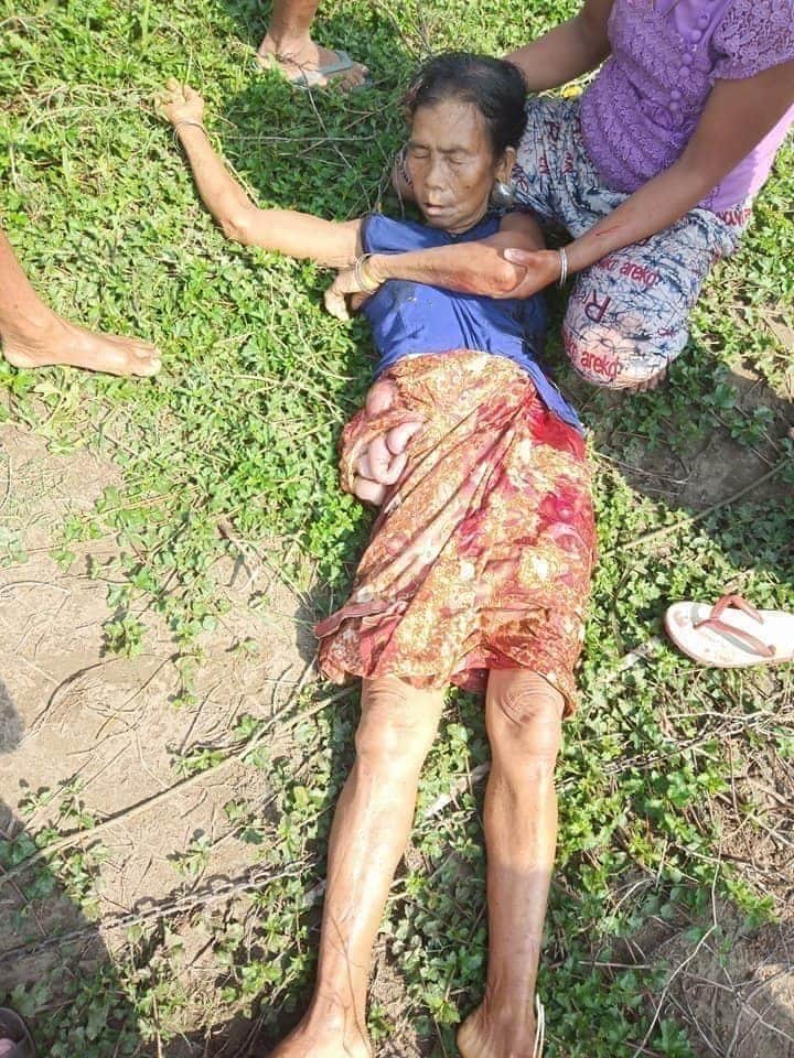 ChitthuSky's tweet photo. This Photos of a 70-year-old man being shot dead by the Burmese Army, which was encamped on the mountain, at around 9:30 am on May 30.The Burmese Army (also known as the Burmese Army) fired 10 Burmese refugees (firearms) into the village of Aukmiletwa as they were fleeing the https://t.co/2D03NTFkWg