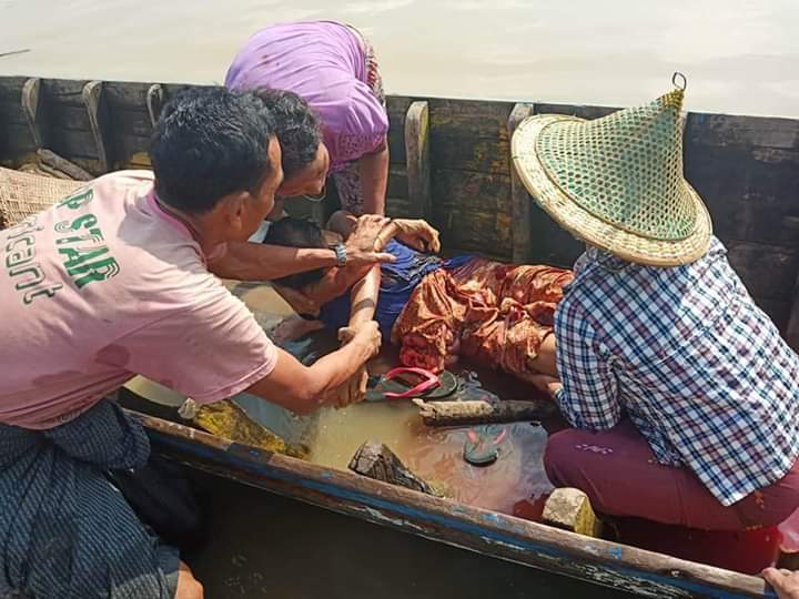 ChitthuSky's tweet photo. This Photos of a 70-year-old man being shot dead by the Burmese Army, which was encamped on the mountain, at around 9:30 am on May 30.The Burmese Army (also known as the Burmese Army) fired 10 Burmese refugees (firearms) into the village of Aukmiletwa as they were fleeing the https://t.co/2D03NTFkWg