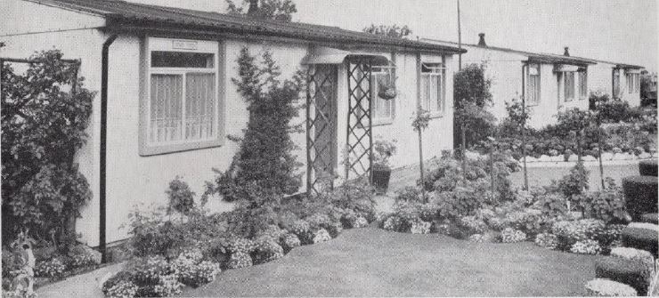 2/ In the post-war housing crisis, prefabricated homes offered a solution: temporary such as this (also a winner of the gardening competition), one of 15,000 across London, and permanent like the BISF steel-framed house in Oxhey, one of 13,000 permanent prefabs of all types.