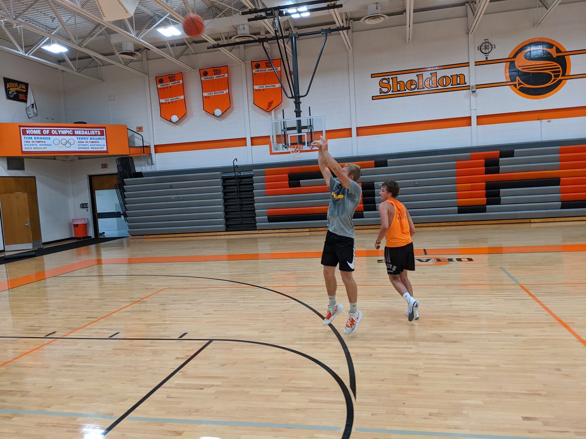 MrMaassenSHS's tweet photo. My guy @JadenKlink10 has been in getting better all summer. An even better thing about him is that he always has time for our HS guys to give back what he's learned and help them! @briarcliffhoops has a great young man playing for them can't wait to catch them this winter! https://t.co/x42jgPaZZG