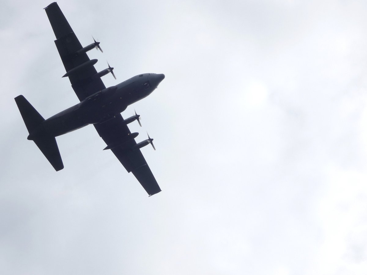 EHEH_Spotter's tweet photo. This morning i wrote a tweet what my 🌴garden 🌴looks like, the RNLAF  didn't believe me, so they came to take a look with their ✈️ #C130H #NAF20  G-988 @ level 250m   (pls send me the 📷  #RNLAF)  👍 

#LowLevelGardenLook #C130 #EHEH #potn #AvGeek https://t.co/hOQEJPHOmb