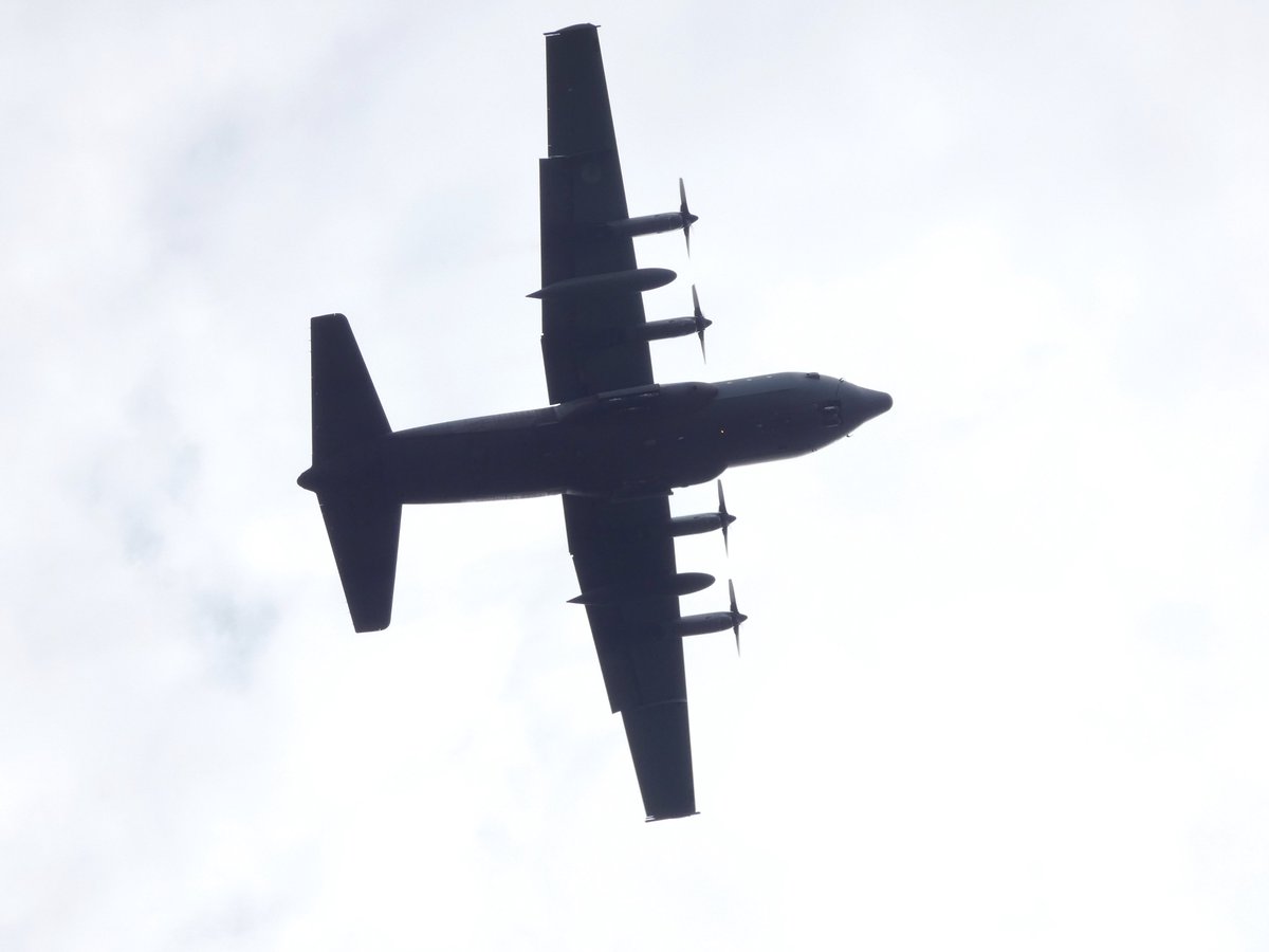 EHEH_Spotter's tweet photo. This morning i wrote a tweet what my 🌴garden 🌴looks like, the RNLAF  didn't believe me, so they came to take a look with their ✈️ #C130H #NAF20  G-988 @ level 250m   (pls send me the 📷  #RNLAF)  👍 

#LowLevelGardenLook #C130 #EHEH #potn #AvGeek https://t.co/hOQEJPHOmb