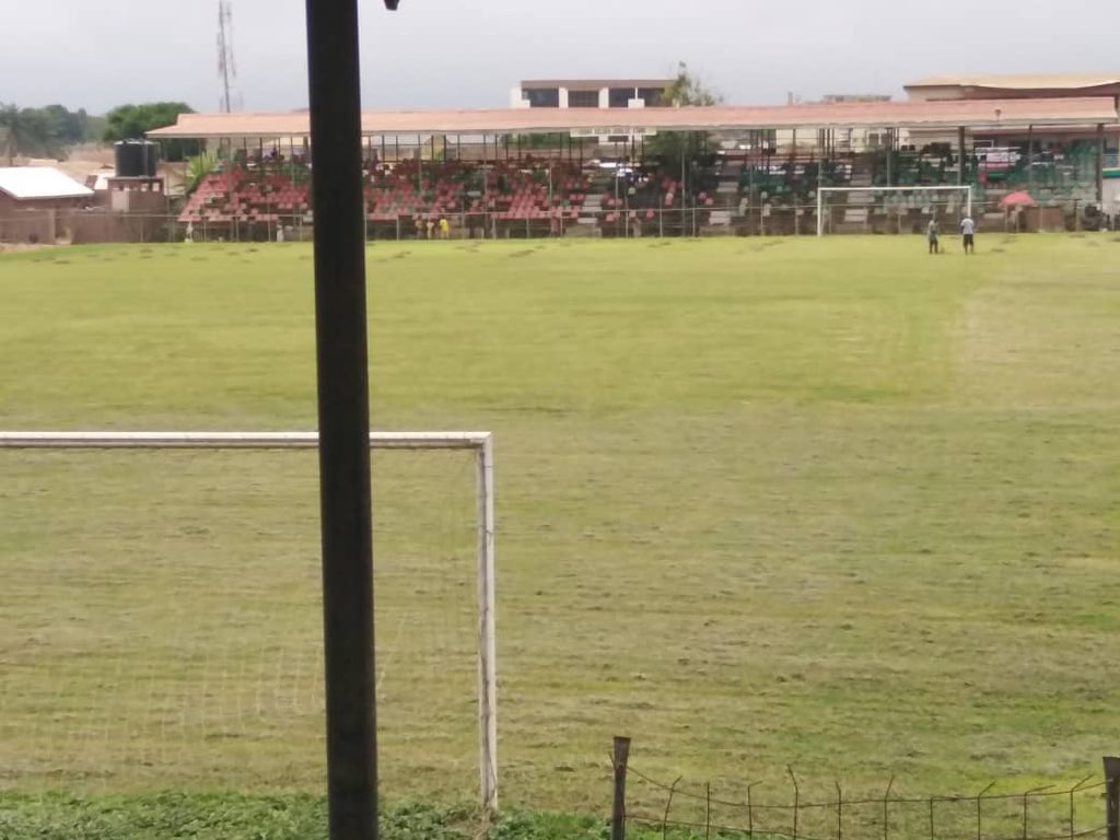 Samuelagyeiach's tweet photo. The sunyani coronation pack is one of the pitches that has been maintained well during this season of COVID-19. The only thing management should use the remaining time on their hands for is to reinforce the stands.  #NSA #SCP @GhanaPreview @debb_45 @Soronko5 @KojoSakyie https://t.co/cZWdZ4EvV7