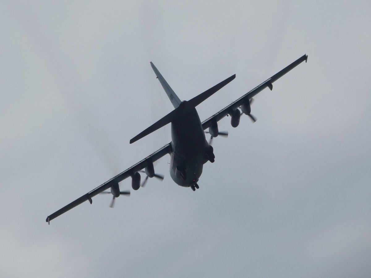 EHEH_Spotter's tweet photo. This morning i wrote a tweet what my 🌴garden 🌴looks like, the RNLAF  didn't believe me, so they came to take a look with their ✈️ #C130H #NAF20  G-988 @ level 250m   (pls send me the 📷  #RNLAF)  👍 

#LowLevelGardenLook #C130 #EHEH #potn #AvGeek https://t.co/hOQEJPHOmb