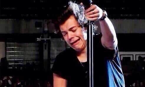 AWITMAYLWT's tweet photo. im nothing but a fragile piece of shit rn and probably for the next few weeks thanks for asking @onedirection https://t.co/laXI3CUNEP