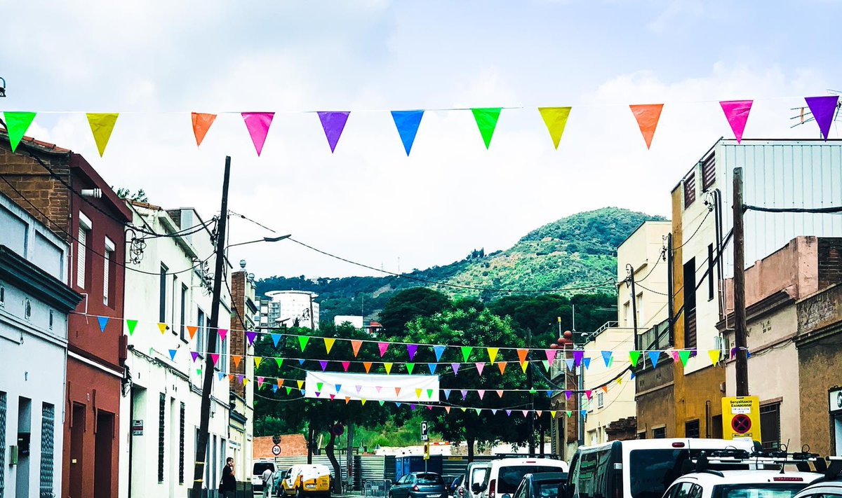 Avui, hauria de començar la Festa Major de #LaClota... Però posar mascaretes a tots els gripaus i gripaues era impossible... I el tema gel hidroalcòholic tortura animal.... Per tant hem cancel·lat.... Cuideu-vos molt i aneu amb compte!!!!