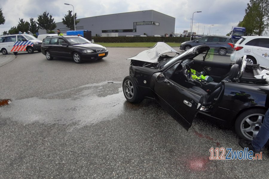 Testrit met auto eindigt in ongeval op de Lippestraat in Zwolle..